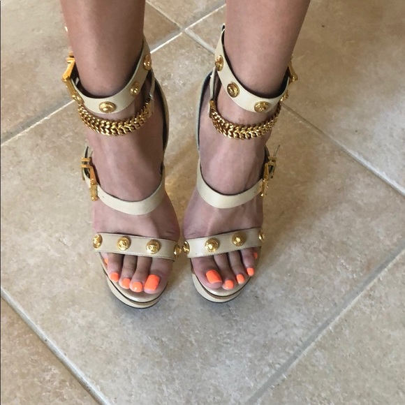 Versace Nude & Gold Sandal Pump - Picture 2 of 8
